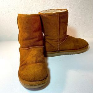 Koolaburra by Ugg tan shearling boots size 6